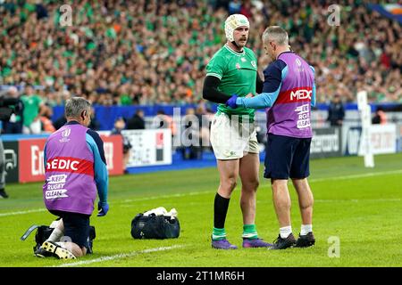 L'Irlandais Mack Hansen est soigné pour une blessure lors du match de quart de finale de la coupe du monde de Rugby 2023 au Stade de France à Saint-Denis. Date de la photo : Samedi 14 octobre 2023. Banque D'Images