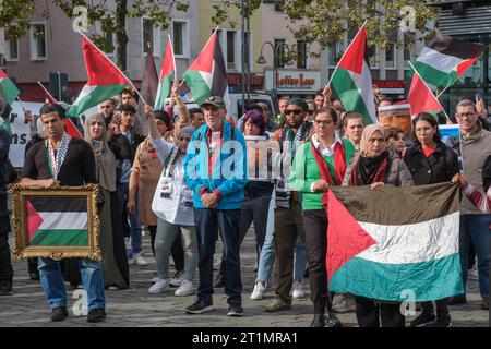 Une manifestation de solidarité pour Israël et un deuxième rassemblement de Palestiniens contre le bombardement de Gaza ont eu lieu à Heumarkt à Cologne Banque D'Images