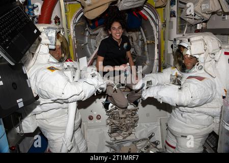 Atmosphère terrestre. 4 octobre 2023. L'astronaute de la NASA Jasmin Moghbeli (au centre) assiste les astronautes Andreas Mogensen (à gauche) de l'ESA (Agence spatiale européenne) et Loral O'Hara (à droite) de la NASA alors qu'ils essayent leurs suites spatiales et testent les composants des combinaisons à bord du SAS Quest de la Station spatiale internationale en préparation d'une sortie dans l'espace. (Image de crédit : © NASA/ZUMA Press Wire) USAGE ÉDITORIAL SEULEMENT! Non destiné à UN USAGE commercial ! Banque D'Images