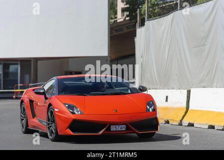 Orange Lamborghini Gallardo LP 570-4 Superleggera Edizione Tecnica conduite sur la route Banque D'Images