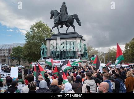 Une manifestation de solidarité pour Israël et un deuxième rassemblement de Palestiniens contre le bombardement de Gaza ont eu lieu à Heumarkt à Cologne Banque D'Images