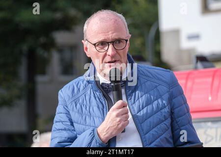 Le maire de Cologne, le Dr Ralf Heinen, prend la parole lors de l'événement de solidarité pour Israël. Banque D'Images