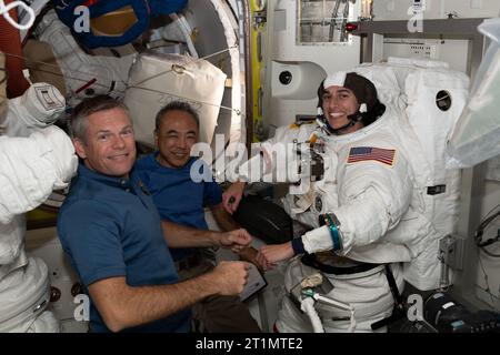 Atmosphère terrestre. 3 octobre 2023. (De gauche à droite) les astronautes Andreas Mogensen de l'ESA (Agence spatiale européenne) et Satoshi Furukawa de la JAXA (Agence japonaise d'exploration aérospatiale) assistent l'astronaute de la NASA Jasmin Moghbeli lorsqu'elle essaie sa combinaison spatiale et teste ses composants à bord de l'espace international (image de crédit : © NASA/ZUMA Press Wire) POUR USAGE ÉDITORIAL UNIQUEMENT! Non destiné à UN USAGE commercial ! Banque D'Images