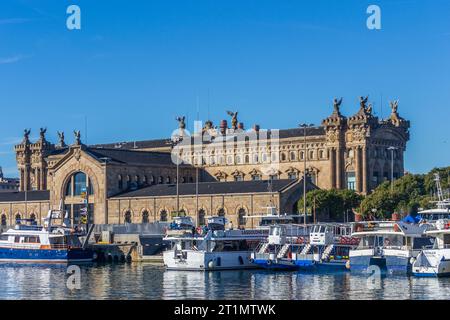 Barcelone, Espagne - 14 décembre 2013 : bateaux amarrés à Port Vell Marina avec l'Aduana de Barcelona (bâtiment des douanes du port de Barcelone). Banque D'Images