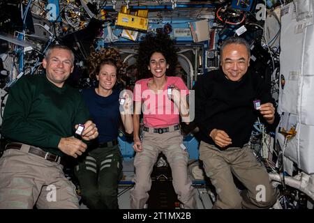 Atmosphère terrestre. 11 octobre 2023. (De gauche à droite) le commandant de l'expédition 70 Andreas Mogensen de l'ESA (Agence spatiale européenne) ; et les ingénieurs de vol Loral O'Hara et Jasmin Moghbeli, tous deux de la NASA ; et Satoshi Furukawa de la JAXA (Agence japonaise d'exploration aérospatiale), posent pour un portrait à bord du module laboratoire Destiny de la Station spatiale internationale. Le quatuor présente des dosimètres actifs de l'équipage qui surveillent la quantité de rayonnement à laquelle les astronautes sont exposés dans l'environnement de microgravité. (Image de crédit : © NASA/ZUMA Press Wire) USAGE ÉDITORIAL SEULEMENT! Non destiné à UN USAGE commercial ! Banque D'Images