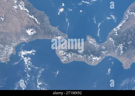 Le sud de l'Italie (à droite de l'image) rencontre la Sicile (à gauche), la plus grande île de la mer Méditerranée et l'une des 20 régions italiennes. À son point le plus proche, la Sicile se trouve à seulement 2 miles (3,2 km) du continent, les deux reliés par le détroit de Messine. Située à 260 kilomètres au-dessus, la Station spatiale internationale offre un point de vue unique sur la rencontre des deux régions. USAGE ÉDITORIAL UNIQUEMENT ! Non destiné à UN USAGE commercial ! Banque D'Images