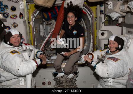 Atmosphère terrestre. 4 octobre 2023. L'astronaute de la NASA Jasmin Moghbeli (au centre) assiste les astronautes Andreas Mogensen (à gauche) de l'ESA (Agence spatiale européenne) et Loral O'Hara (à droite) de la NASA alors qu'ils essayent leurs suites spatiales et testent les composants des combinaisons à bord du SAS Quest de la Station spatiale internationale en préparation d'une sortie dans l'espace. (Image de crédit : © NASA/ZUMA Press Wire) USAGE ÉDITORIAL SEULEMENT! Non destiné à UN USAGE commercial ! Banque D'Images