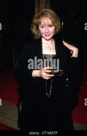 **PHOTO DE FICHIER** Piper Laurie est décédé. Piper Laurie assiste à la première de Mother, Mother Hollywood le 6 décembre 1989 au Pacific s Cinerama Dome à Hollywood, Californie Copyright : xRalphxDominguez/MediaPunchx crédit : Imago/Alamy Live News Banque D'Images