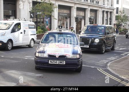 Piers Corbyn conduit sa voiture anti-ULEZ jusqu'à Regents St/St James's vers Piccadilly Circus avant d'être détournée en raison de la manifestation pro Palestine du 09.10.23. Banque D'Images