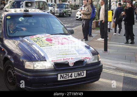 Piers Corbyn conduit sa voiture anti-ULEZ jusqu'à Regents St/St James's vers Piccadilly Circus avant d'être détournée en raison de la manifestation pro Palestine du 09.10.23. Banque D'Images