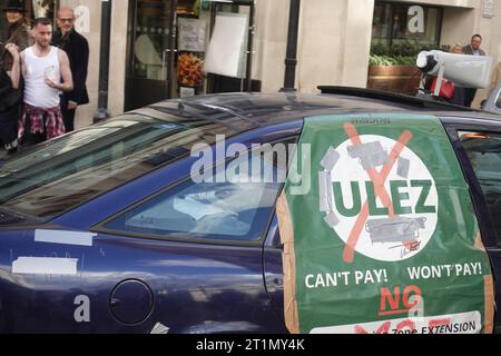 Piers Corbyn conduit sa voiture anti-ULEZ jusqu'à Regents St/St James's vers Piccadilly Circus avant d'être détournée en raison de la manifestation pro Palestine du 09.10.23. Banque D'Images