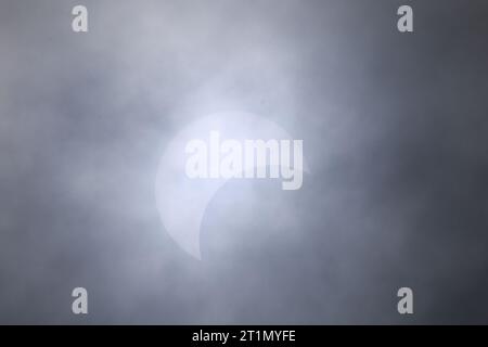 Bedford, États-Unis. 14 octobre 2023. BEDFORD, INDIANA - 14 OCTOBRE : une éclipse solaire partielle est vue à travers les nuages dans le comté de Lawrence le 14 octobre 2023 à Bedford, Indiana. ( Crédit : Jeremy Hogan/Alamy Live News Banque D'Images