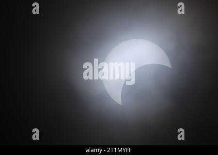 Bedford, États-Unis. 14 octobre 2023. BEDFORD, INDIANA - 14 OCTOBRE : une éclipse solaire partielle est vue à travers les nuages dans le comté de Lawrence le 14 octobre 2023 à Bedford, Indiana. ( Crédit : Jeremy Hogan/Alamy Live News Banque D'Images