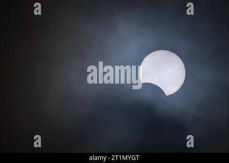 Bedford, États-Unis. 14 octobre 2023. BEDFORD, INDIANA - 14 OCTOBRE : une éclipse solaire partielle est vue à travers les nuages dans le comté de Lawrence le 14 octobre 2023 à Bedford, Indiana. ( Crédit : Jeremy Hogan/Alamy Live News Banque D'Images