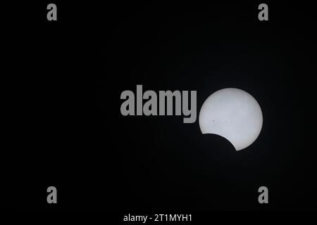 Bedford, États-Unis. 14 octobre 2023. BEDFORD, INDIANA - 14 OCTOBRE : une éclipse solaire partielle est vue à travers les nuages dans le comté de Lawrence le 14 octobre 2023 à Bedford, Indiana. ( Crédit : Jeremy Hogan/Alamy Live News Banque D'Images