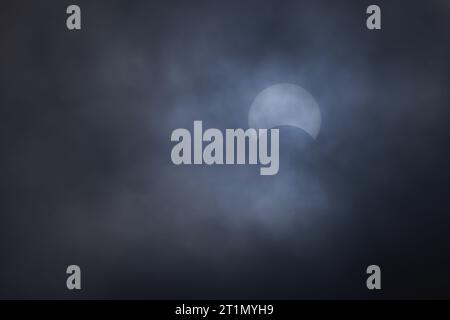 Bedford, États-Unis. 14 octobre 2023. BEDFORD, INDIANA - 14 OCTOBRE : une éclipse solaire partielle est vue à travers les nuages dans le comté de Lawrence le 14 octobre 2023 à Bedford, Indiana. ( Crédit : Jeremy Hogan/Alamy Live News Banque D'Images