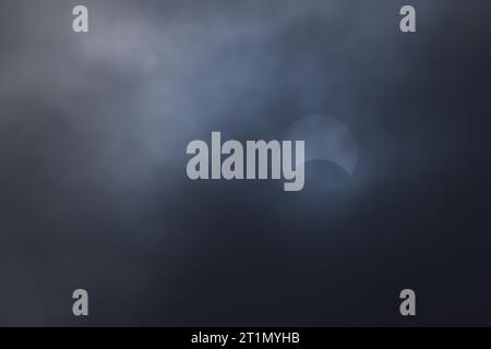 Bedford, États-Unis. 14 octobre 2023. BEDFORD, INDIANA - 14 OCTOBRE : une éclipse solaire partielle est vue à travers les nuages dans le comté de Lawrence le 14 octobre 2023 à Bedford, Indiana. ( Crédit : Jeremy Hogan/Alamy Live News Banque D'Images