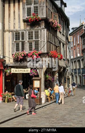 Dinan, France — juin 2008 : des bâtiments médiévaux à colombages bordent les rues pavées de la place des Merciers dans le vieux centre-ville Banque D'Images