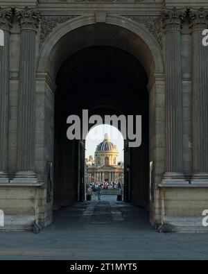 Style baroque Institut de France vue de l'autre côté du Pont des Arts à travers l'arche de la porte des Arts au palais du Louvre à paris france Banque D'Images