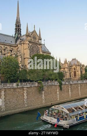 Paris, France — juillet 2008 : ferry Batobus sur la Seine passant devant la cathédrale notre-Dame Banque D'Images