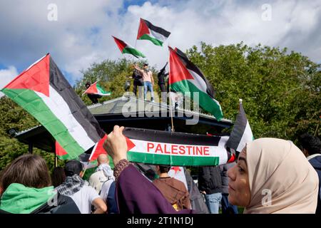 Bristol, Royaume-Uni. 14 octobre 2023. Des partisans pro-palestiniens sont photographiés à Castle Park en train d'écouter des discours avant de prendre part à une marche de protestation pro-palestinienne à travers Bristol. La marche de protestation et le rassemblement ont été organisés pour permettre aux gens de montrer leur soutien et leur solidarité avec le peuple palestinien et de protester contre les actions récentes d'Israël à Gaza. Crédit : Lynchpics/Alamy Live News Banque D'Images