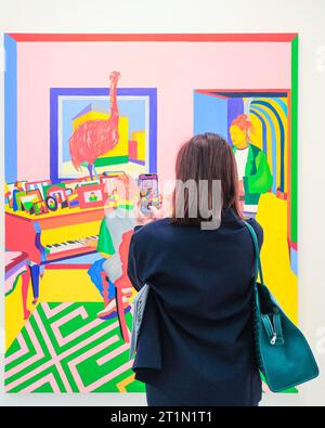 Londres, Royaume-Uni. 14 octobre 2023. Frieze London, l'une des foires d'art contemporain les plus influentes, continue d'attirer des visiteurs et des acheteurs d'art. L’édition 2023 marque le 20e anniversaire de Frieze London. Il se déroule le 11-15 octobre 2023 à Regent's Park. Crédit : Imageplotter/Alamy Live News Banque D'Images