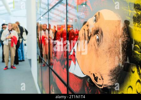 Londres, Royaume-Uni. 14 octobre 2023. Visiteurs avec 'Shoeing' de Gilbert & George, 2022, à l'espace White Cube Gallery. Frieze London, l'une des foires d'art contemporain les plus influentes, continue d'attirer des visiteurs et des acheteurs d'art. L’édition 2023 marque le 20e anniversaire de Frieze London. Il se déroule le 11-15 octobre 2023 à Regent's Park. Crédit : Imageplotter/Alamy Live News Banque D'Images