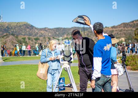 Regarder l'éclipse solaire à l'observatoire Griffith Banque D'Images