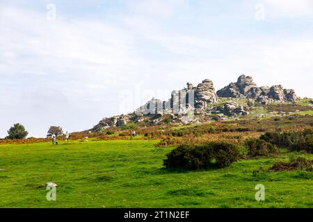 Les gens marchent jusqu'au parc national de Hound Tor Dartmoor, Devon, Angleterre, automne 2023 ciel bleu Banque D'Images