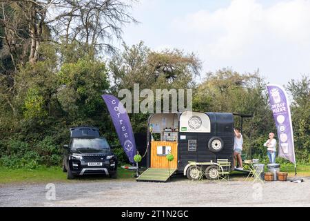 Hound Tor parking Dartmoor, les gens achètent de la nourriture et du café dans la boîte à chevaux convertie en chariot de nourriture, Devon, Angleterre, Royaume-Uni, 2023 Banque D'Images