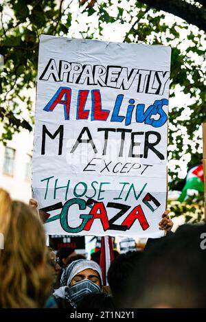 Londres, Royaume-Uni - 14 octobre 2023 : marche pro-Palestine dans le centre de Londres en solidarité avec les Palestiniens. Banque D'Images