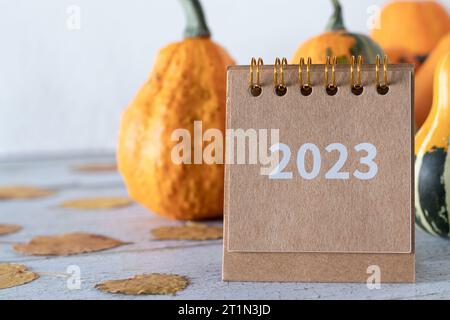 calendrier de 2023 ans avec citrouille et feuilles d'automne sur la table en bois. Concept du jour de Thanksgiving. Gros plan. Banque D'Images