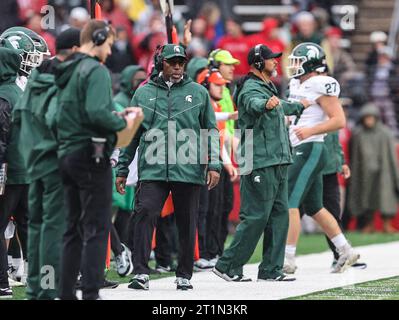 Piscataway, New Jersey, États-Unis. 14 octobre 2023. L'entraîneur-chef par intérim Harlon Barnett sur la touche lors du match de football de la NCAA entre les Spartans de Michigan State et les Rutgers Scarlet Knights au SHI Stadium de Piscataway, New Jersey Mike Langish/CSM/Alamy Live News Banque D'Images