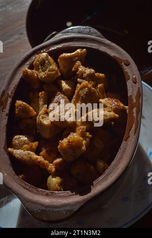 Légumes frits et fromage dans une casserole sur une table en bois, Delcevo, Macédoine Banque D'Images