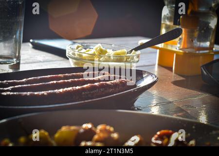 Légumes frits et fromage dans une casserole sur une table en bois, Delcevo, Macédoine Banque D'Images