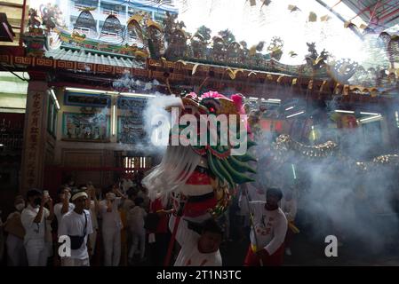 Bangkok, Thaïlande. 14 octobre 2023. Les danseurs dansent le lion pendant le Festival végétarien ou Jay Festiva au sanctuaire Zhou si Kong à Bangkok, Thaïlande, le 14 octobre 2023. (Photo de Teera Noisakran/Pacific Press) crédit : Pacific Press Media production Corp./Alamy Live News Banque D'Images