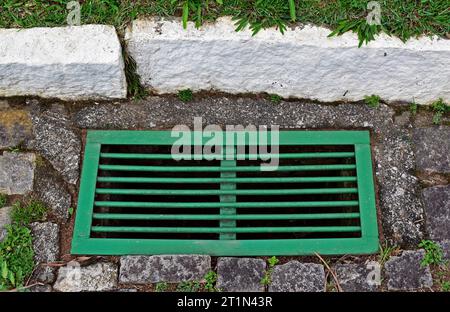 Drainer l'eau dans la rue à Teresopolis, Rio de Janeiro, Brésil Banque D'Images