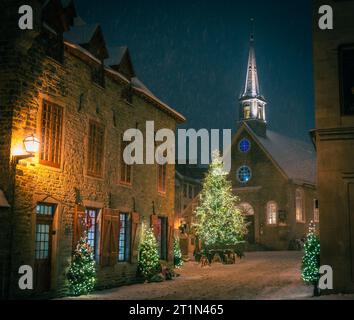 Arbre et église de Noël, nuit enneigée, petit-Champlain, Vieux-Québec, Canada Banque D'Images