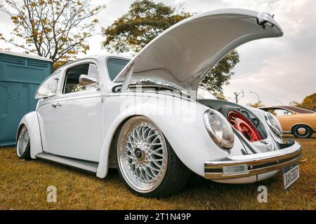 Une Volkswagen Fusca Beetle 1971 classique exposée lors d'un salon de voitures anciennes dans la ville de Londrina, au Brésil. Banque D'Images