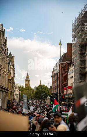 Londres, Royaume-Uni - 14 octobre 2023 : marche pro-Palestine dans le centre de Londres en solidarité avec les Palestiniens. Banque D'Images