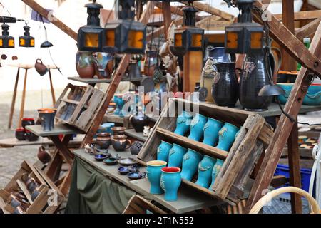 Weimar 13.10.2023, Weimar, 370. Zwiebelmarkt, Kunsthandwerk an einem Verkaufsstand in der Innenstadt *** Weimar 13 10 2023, Weimar, 370 marché aux oignons, art et artisanat dans un stand du centre-ville. Crédit : Imago/Alamy Live News Banque D'Images