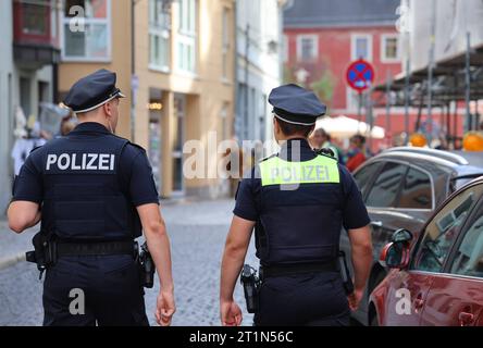 Weimar 13.10.2023, Weimar, 370. Zwiebelmarkt, Polizisten sind in der Stadt unterwegs, UM die Sicherheit zu gewaehrleisten *** Weimar 13 10 2023, Weimar, 370 marché aux oignons, les policiers sont dans la ville pour assurer la sécurité crédit : Imago/Alamy Live News Banque D'Images