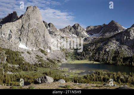 WY05451-00....WYOMING - le cirque des tours et le lac Lonesome forment Jackass Pass, Popo Agie Wilderness, Shoshone National Forest. Banque D'Images