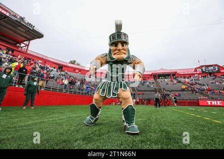 Piscataway, New Jersey, États-Unis. 14 octobre 2023. La mascotte de Michigan States Sparty pose devant le match de football de la NCAA entre les Spartans du Michigan State et les Rutgers Scarlet Knights au SHI Stadium de Piscataway, New Jersey Mike Langish/CSM/Alamy Live News Banque D'Images