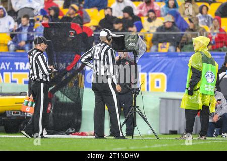 Pittsburgh, Pennsylvanie, États-Unis. 14 octobre 2023. Les officiels revoient un match de football sous la pluie entre les Pitt Panthers et les Cardinals de Louisville au stade Arisure de Pittsburgh, Pennsylvanie. Brent Gudenschwager/CSM/Alamy Live News Banque D'Images