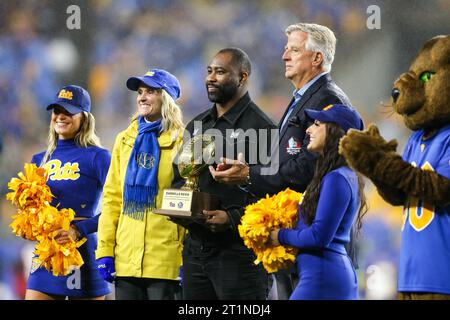 Pittsburgh, Pennsylvanie, États-Unis. 14 octobre 2023. Darrelle Revis, ancien élève de Pitt Panthers, reçoit un prix lors du match de football de la NCAA entre les Pitt Panthers et les Louisville Cardinals au stade Acrisure de Pittsburgh, Pennsylvanie. Brent Gudenschwager/CSM/Alamy Live News Banque D'Images