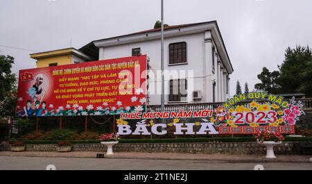 Bac Ha, Vietnam. Affiche politique exhortant les citoyens à étudier et à suivre les directives de Ho Chi Minh pour développer un pays heureux et prospère. Banque D'Images