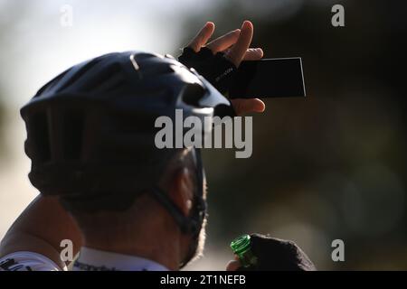 Brumadinho, Minas Gerais, Brésil. 14 octobre 2023. Belo Horizonte, Minas Gerais, Brésil - éclipse annulaire : phénomène astronomique peut être observé dans plusieurs parties du monde. A Belo Horizonte, Minas Gerais, seulement 40% du phénomène serait vu et il a fallu plusieurs personnes à Mirante do Belverdere, un quartier dans le sud de la ville, ce samedi (14), 2023. (Image de crédit : © Rodney Costa/ZUMA Press Wire) USAGE ÉDITORIAL SEULEMENT! Non destiné à UN USAGE commercial ! Banque D'Images