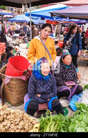 Marché du dimanche bac Ha, Vietnam. Hmong Women. Province de Lao Cai. Banque D'Images