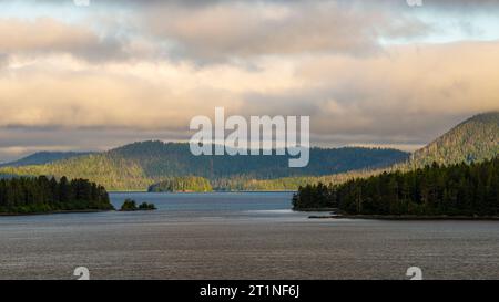 Magnifique paysage côtier de l'Alaska, près du port maritime d'Atika, ALASKA pris du bateau de croisière Banque D'Images